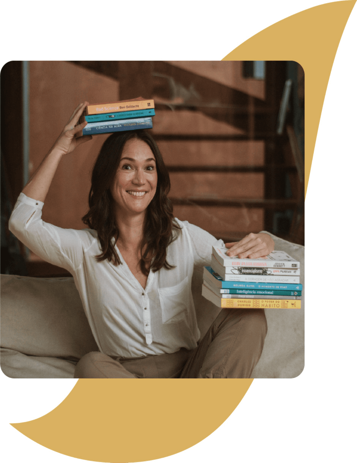 Cassiana Mendes com livros